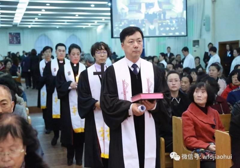 Rev. Zheng Guangyi led the staff to walk toward the altar. 