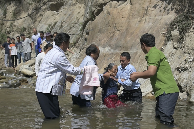 Yizu Church held a baptism in the river on April 1, 2018. 
