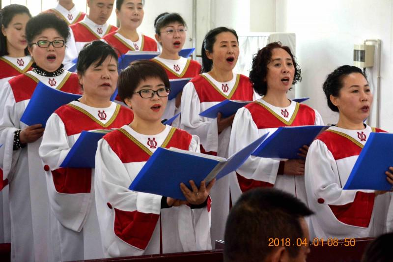 The choir of Lvhuajie Church in Anshan, Liaoning, sang hymns on Easter Sunday. 