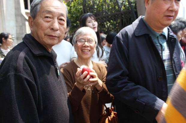Each believer received an Easter egg the Easter service held by Shanghai Moore Memorial Church .