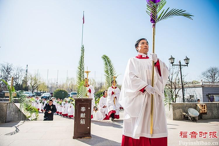 Before the Palm Sunday worship conducted in Yanjing Theological Seminary, the choir leader carried a cross decorated with violet fabrics to enter the seminary's chapel.