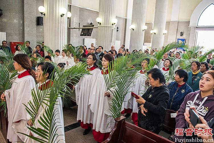 The choir of Yanjing Theological Seminary walked into the chapel with palm branches in their hands. 