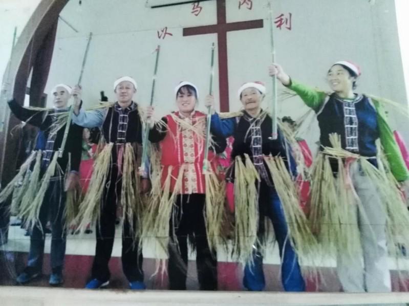 The believers of Jiaoziya Church performed the reformed Maogusi dance on Christmas. 