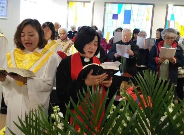 Rev. Wang Xuan led the service conducted in a nursing home's prayer room on April 8, 2018. 