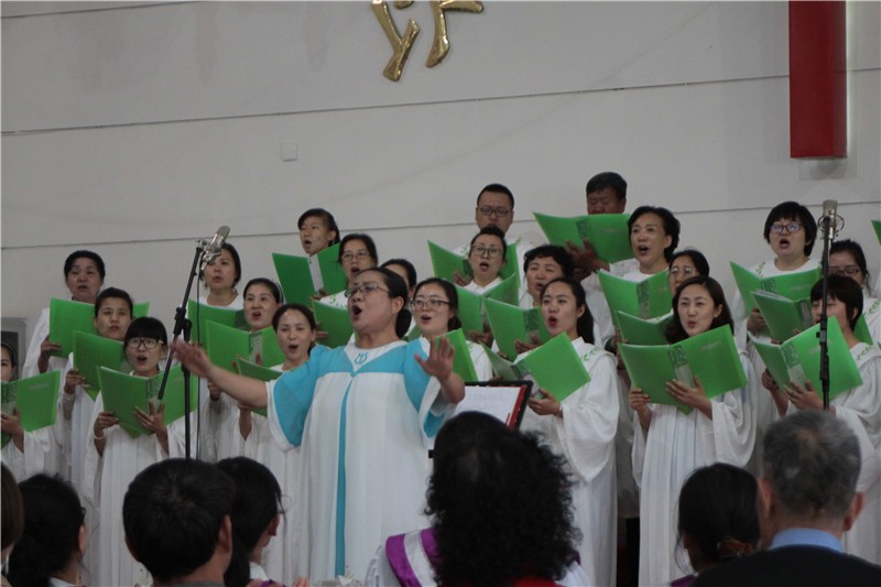 A choir presented a hymn in the praise and worship meeting held by the Yinchuan CCC&TSPM on May 2, 2018. 