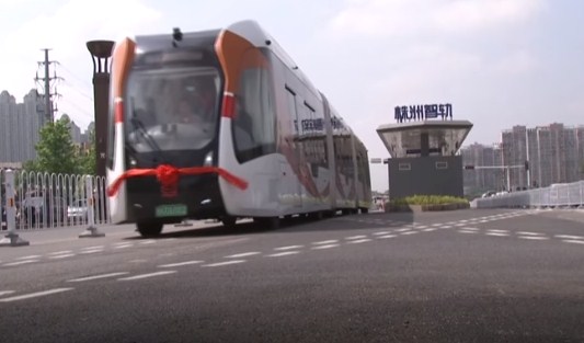 World’s first smart bus begins test operation in central China