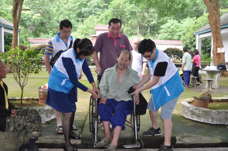 The Lengshuitan Christian volunteers accompanied an elderly resident on May 13, 2018. 