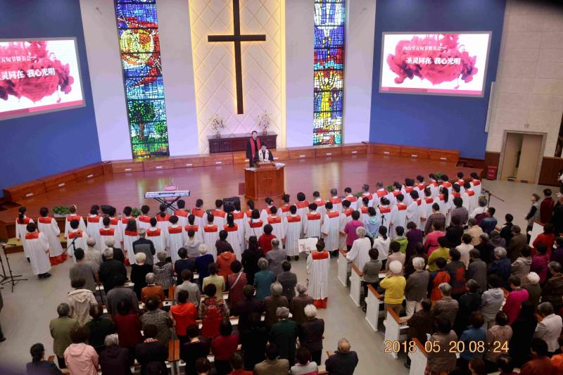 The choir of Dalian Xishan Church led the congregation to worship God on May 20, 2018. 