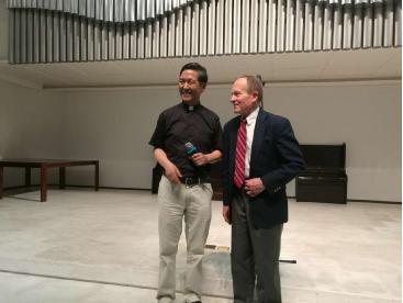 Huaxiang Church senior pastor Chen Lifu introduced H. E. Singley III to the congregation. 