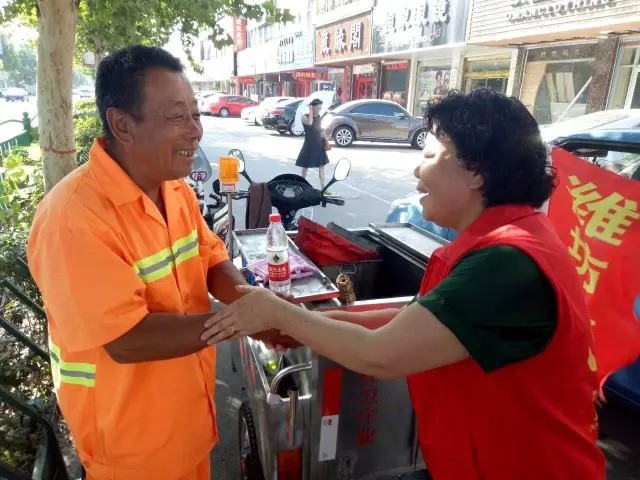A Christian volunteer from Shandong visited a sanitation worker. 