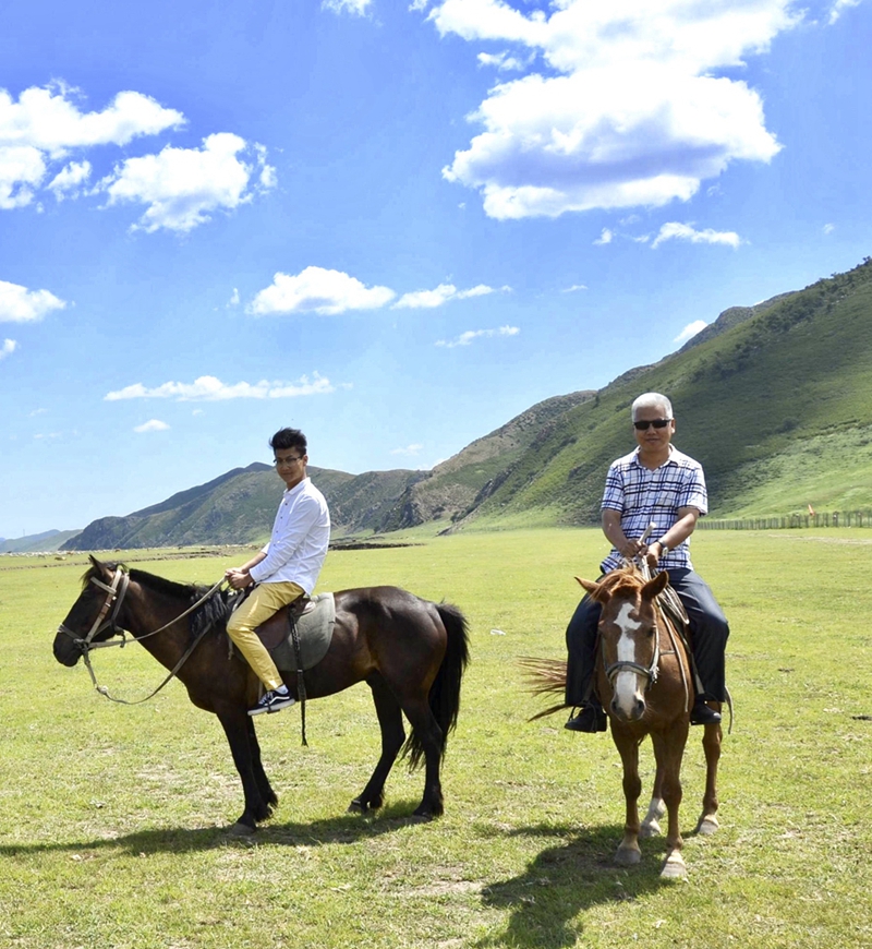 Preacher Wang Zongzhu and his father riding horses. 