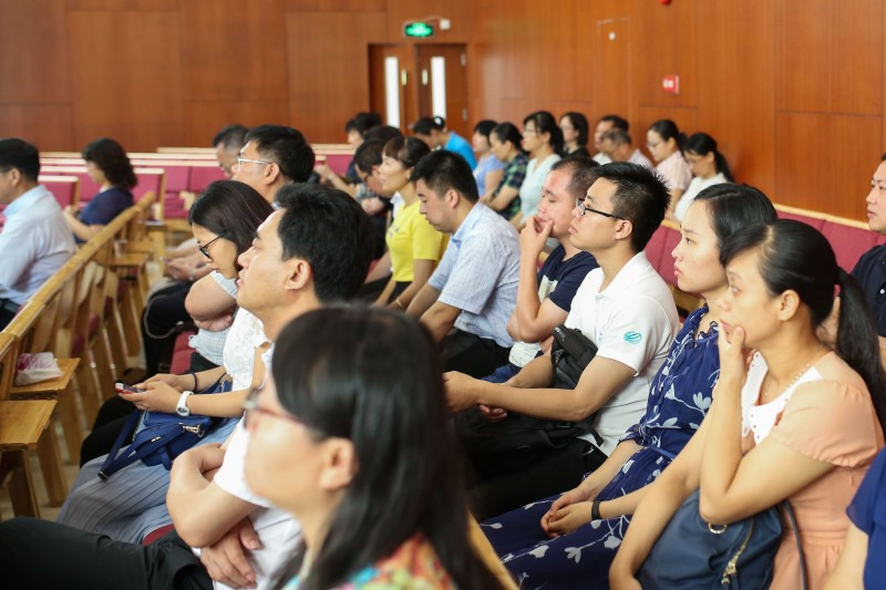 The church staff in Guangzhou attended a lecture on the differences between Chinese and western culture.