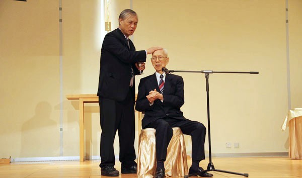 On May 27, 2013, Rev. Su Yingzhi baptized Tin Ka-ping in EFCC Yan Fook Church. 