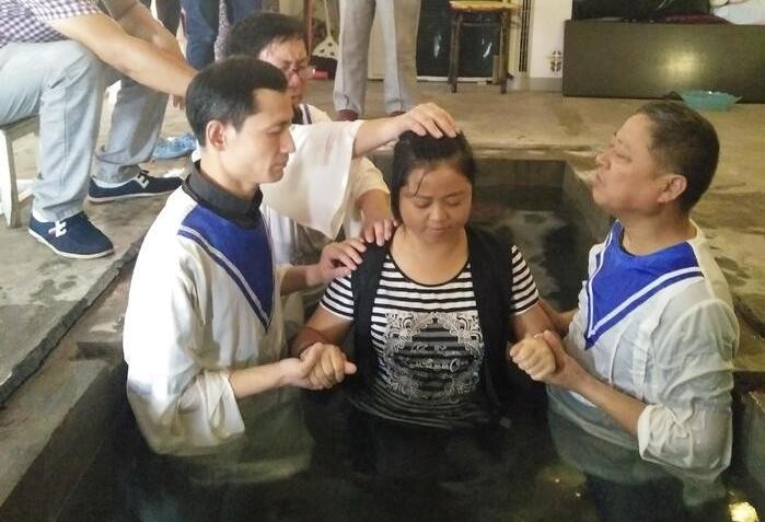 On July 28, 2018, the Gospel Church in Lin’an District held its annual summer baptism service. 