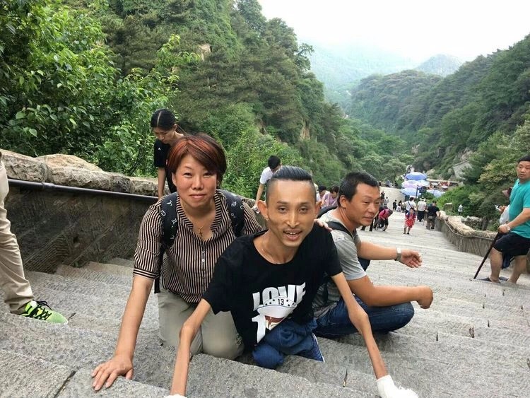 Meng Mian and Zhang Wei climbed Mount Hua on July 15, 2018. 