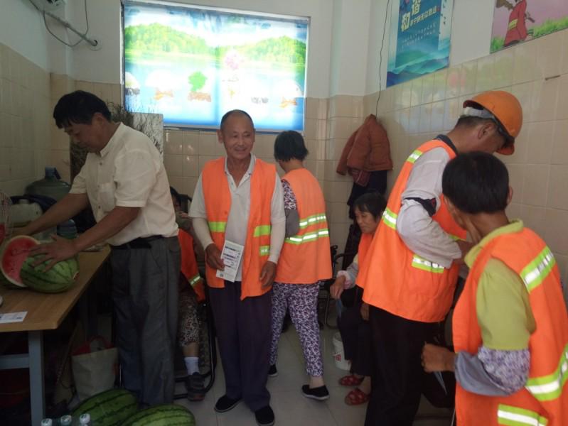 Sanitation workers received watermelons from the staff of Wuxi International Church on Aug 10, 2018. 