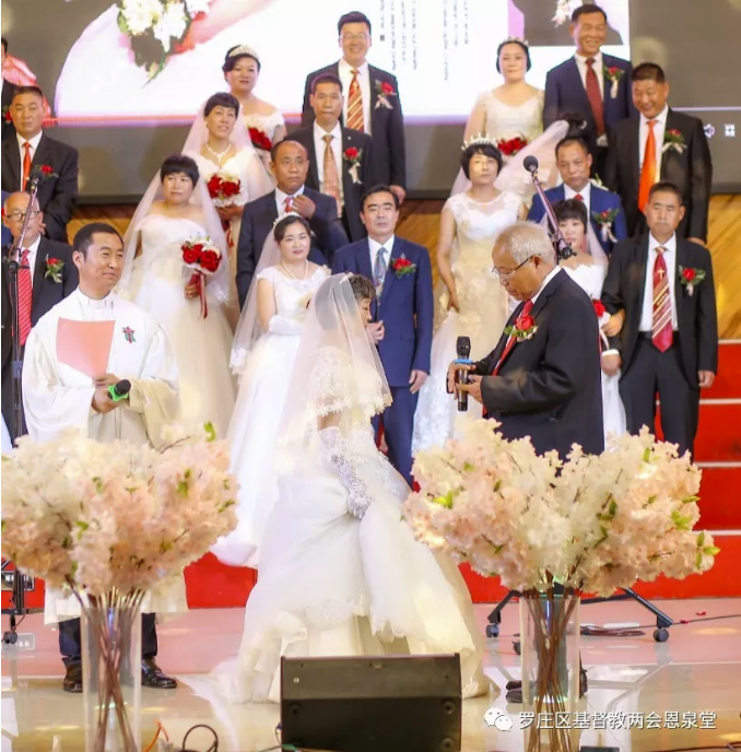 A couple reannounced their marriage vows in Enquan Church, Aug 14, 2018. 