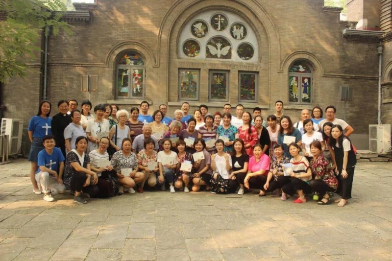 Group photo of 33 seekers who completed the catechism course offered by Beijing Chongwenmen Church 