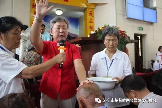 Rev. Kong Xiangling baptized people by sprinkling, Aug 5, 2018. 