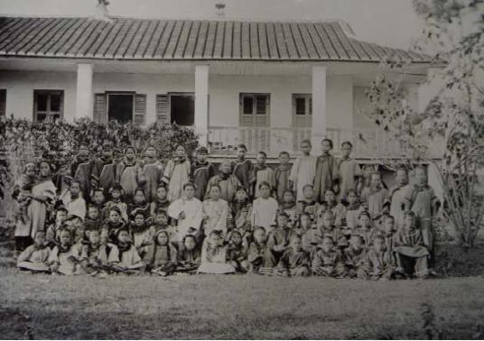 Group photo: the teachers and students of Yangzheng Girls' School when it was founded in 1892