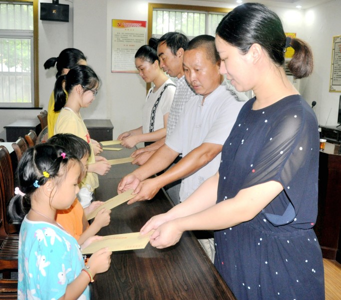 The officials and representives of Xinfang Church and JiangshuTaoist Temple gave donations to poor students, Aug 17, 2018. 