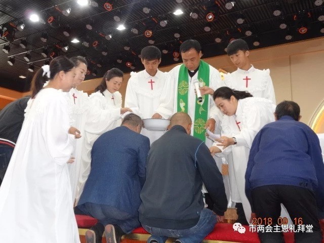 Rev. Liu Shufeng, senior pastor of Qitaihe Zhu'en Church, baptized people on Sept 16, 2018. 