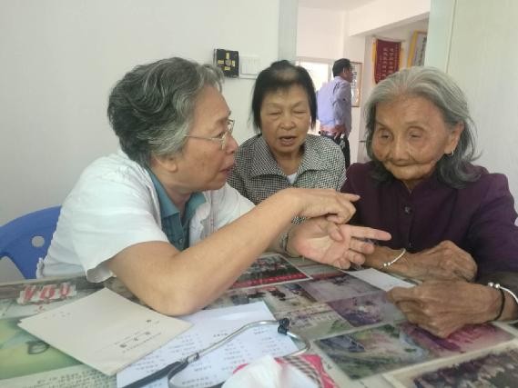 One doctor of the Huaxiang Church's medical team checked Wu Qiuying, a 91-year-old woman in Xiabao Village, Meixian Town, Youxi County.