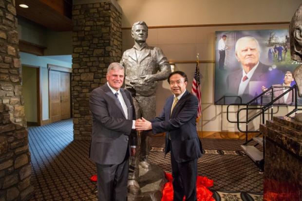 Franklin Graham shook hands with Yuan Xikun before the brone statue "Billy Graham as Sower " on Sept. 28, 2018. 