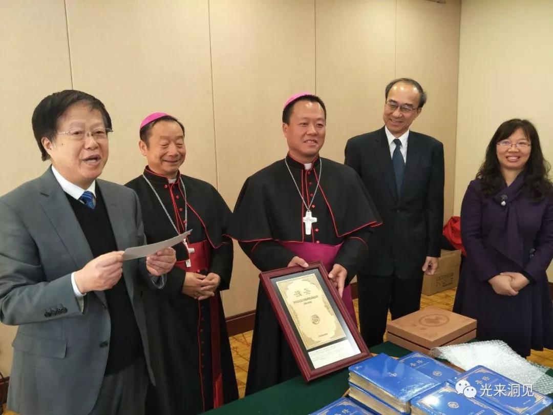 Qiu Zhonghui, president of Nanjing Amity Printing company, gave a speech at the commemoration of the 50th anniversary of the Studium Biblicum Bible held on Oct. 18, 2018 