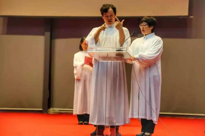 While a presider spoke, the student near her interpreted her words into sign language in the Thanksigving communion service held in Heilongjiang Theological Seminary on Oct. 25, 2018