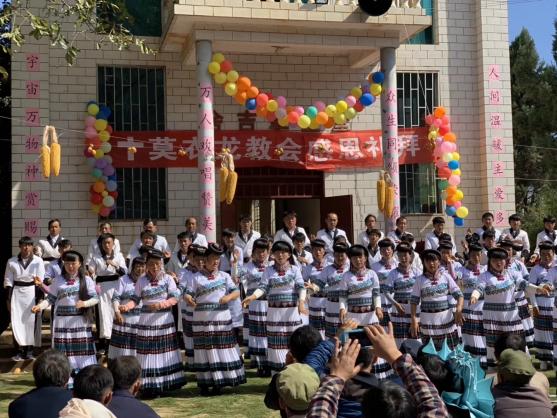 The choir in Miao costume sang hymns with dances.  