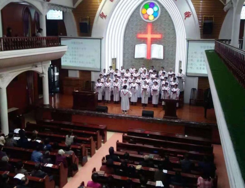 The choir sang hymns in Yuxian Church. 