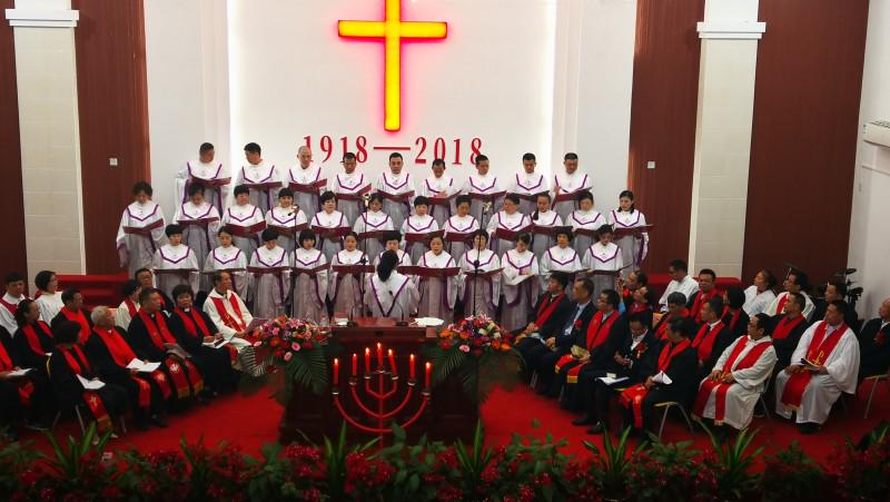 The choir sang hymns in Chengguan Church of Qingliu County. 