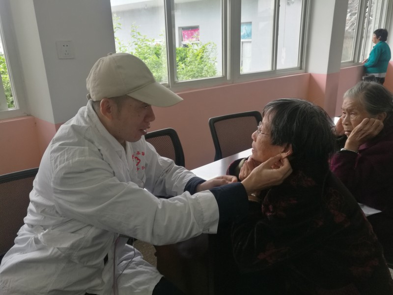 A doctor of the medical voluntary team of Fuzhou Huaxiang Church examined a resident of Fuqing Christian nursing home on Nov. 30, 2018.