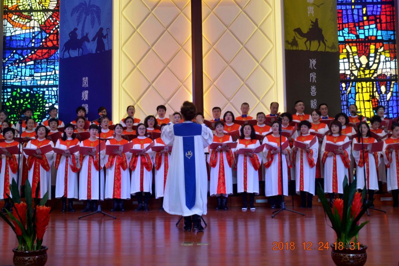 The choir of Dalian Xishan Church sang hymns on Dec. 24, 2018. 
