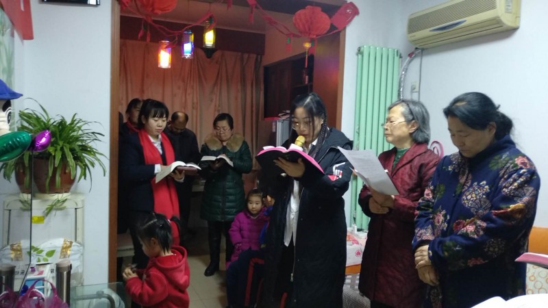 The congregation of Fulixiang sang Christmas carols in the shallow gathering place.