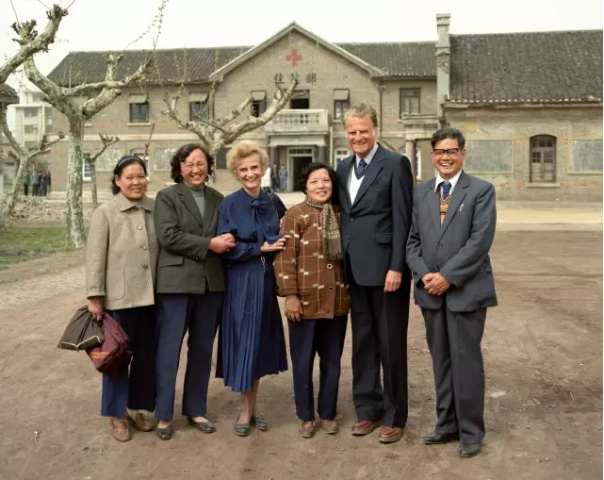 Billy Graham and Ruth Bell visited Ruth's birth place in Huaiyin, Jiangsu, 1988(Gospeltimes.cn)
