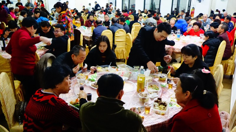 About 300 disadvantaged people joined in the free meal on the 2019 Chinese New Year's Eve. 