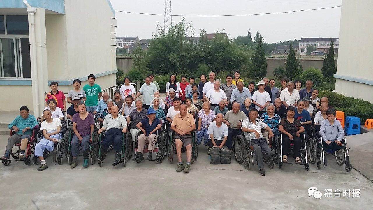 Group photo of leprosy survivors and volunteers in Shandong 