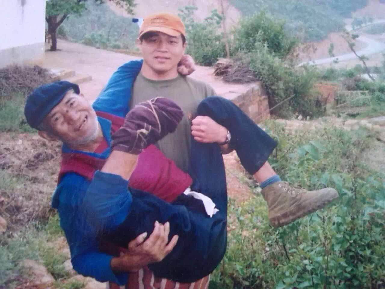 Brother Zheng carried a leprosy victim.