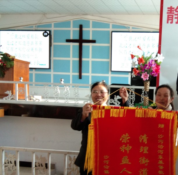 Hedong Christian Gathering received a silk banner for its street sweeping service before the 2019 Chinese Lunar New Year. 