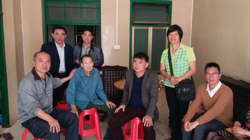 Seven workers of the Xuwen County TSPM visited Zhang Guoai. 