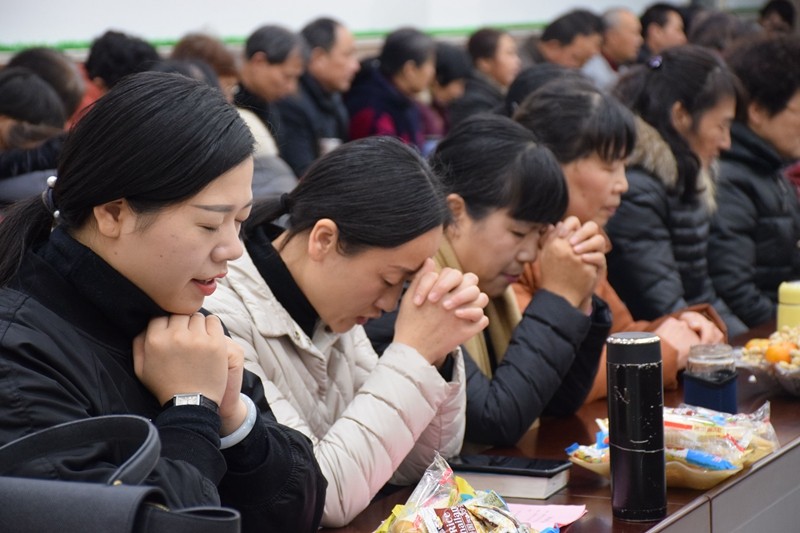 Women pray in the church. 