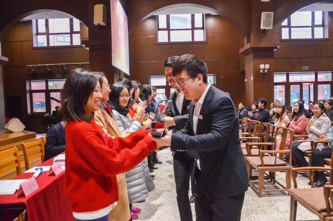 The male students of Fujian Theological Seminary gave flowers to female church workers in the service, Mar. 1, 2019.