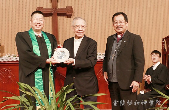 On Feb. 24, the Singporean visiting mission exchanged gifts with Nanjing Union Theological Seminary. 