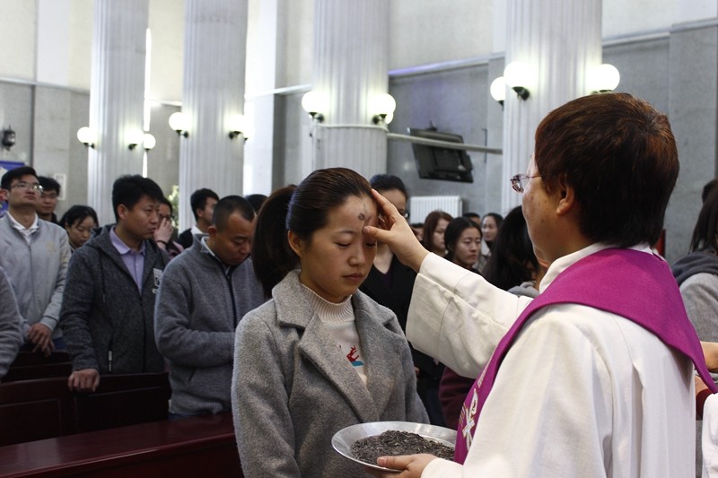 A pastor placed ashes on the forehead of a believer in the Ash Wednesday service held in Yanjing Theological Seminary on Mar. 6, 2019.