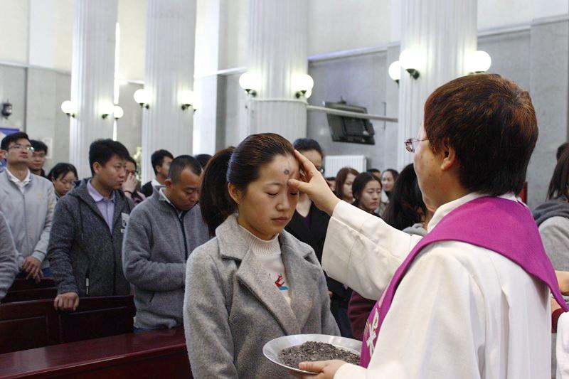 A pastor placed ashed on the forehead of a believer in the Ash Wednesday service held in Yanjing Theological Seminary on Mar. 6, 2019.