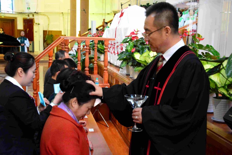 Rev. Zhao Yonggang baptized new believers in Dalian Fengshou Church, March 24, 2019.
