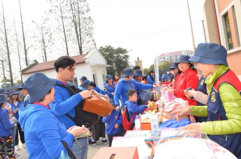The Shanghai YMCA & YWCA held a bazaar to mark World Autism Awareness Day on March 30, 2019. 