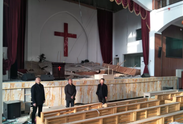 The Xiangshui County TSPM staff visited a destroyed church in Yancheng, Jiangsu. 